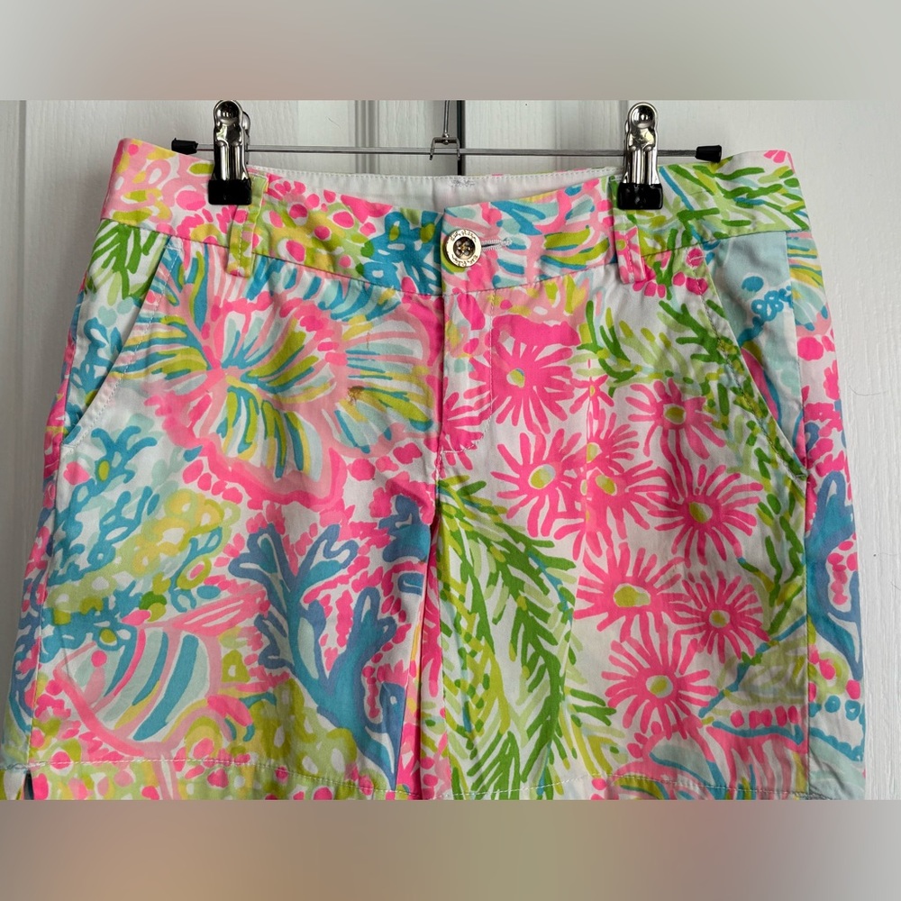 Lilly Pulitzer Shorts, “Jayne” Multicolor Floral with Gold Button, size 00